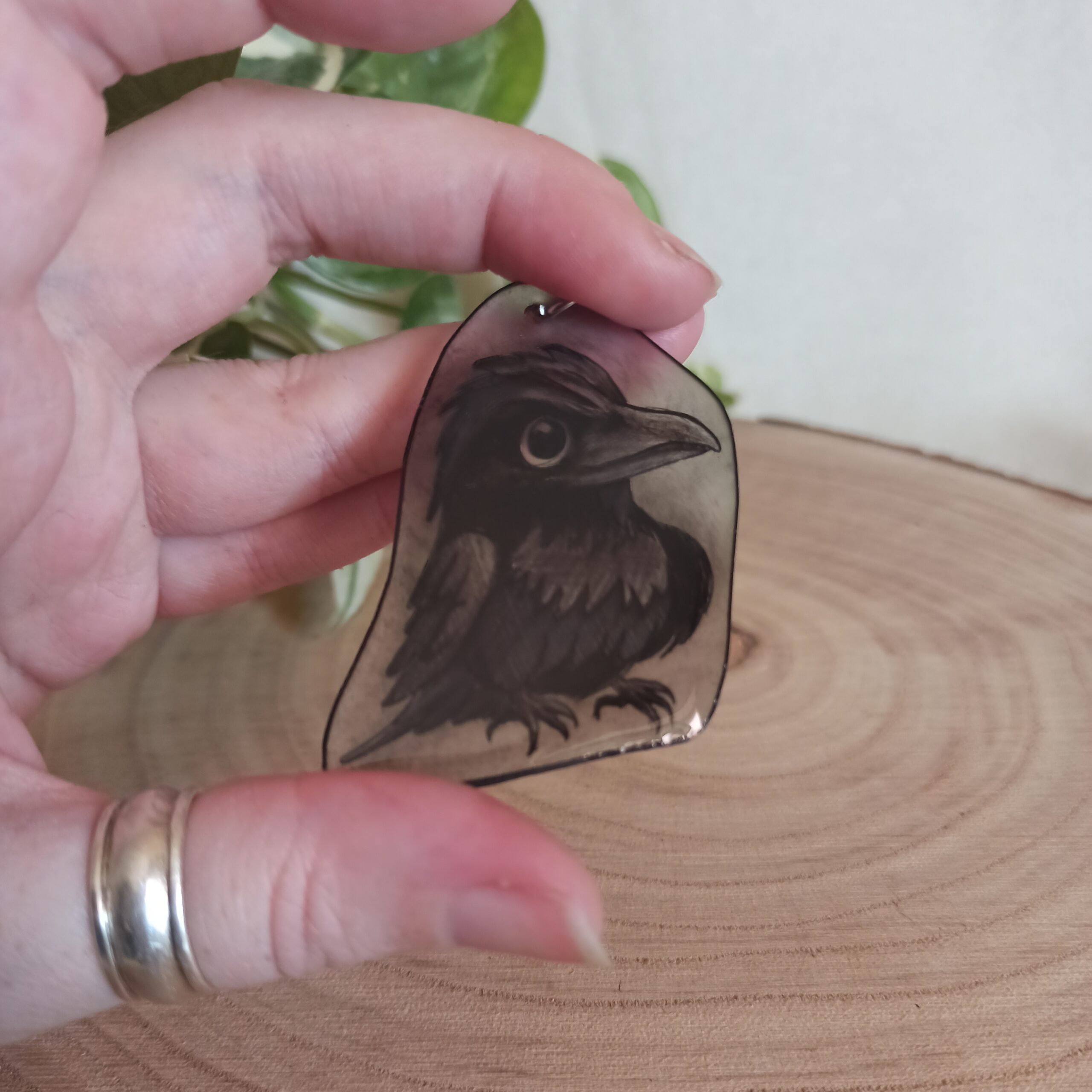 handgezeichneter Krähen-Anhänger – Bild 3