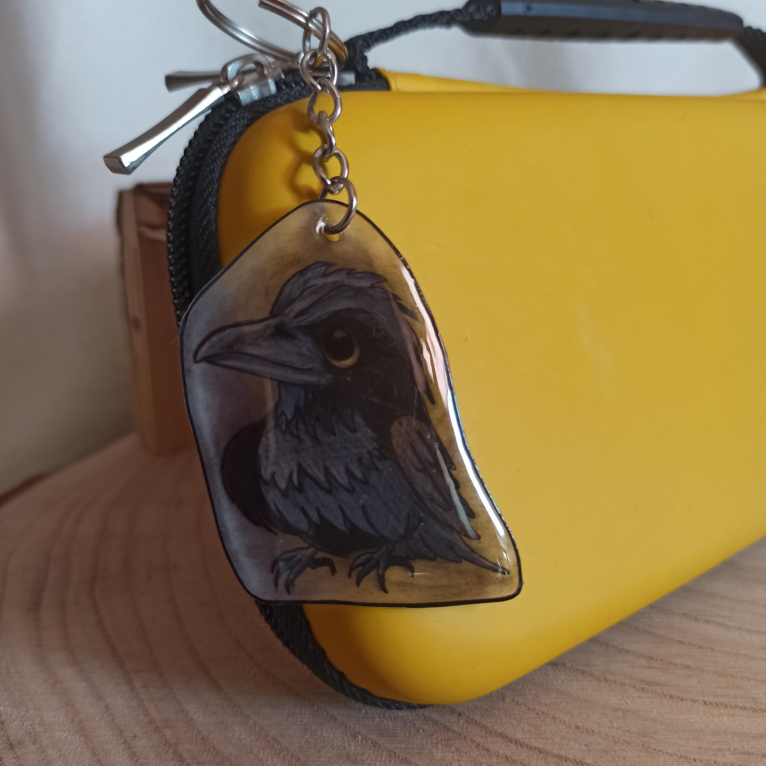 handgezeichneter Krähen-Anhänger – Bild 4