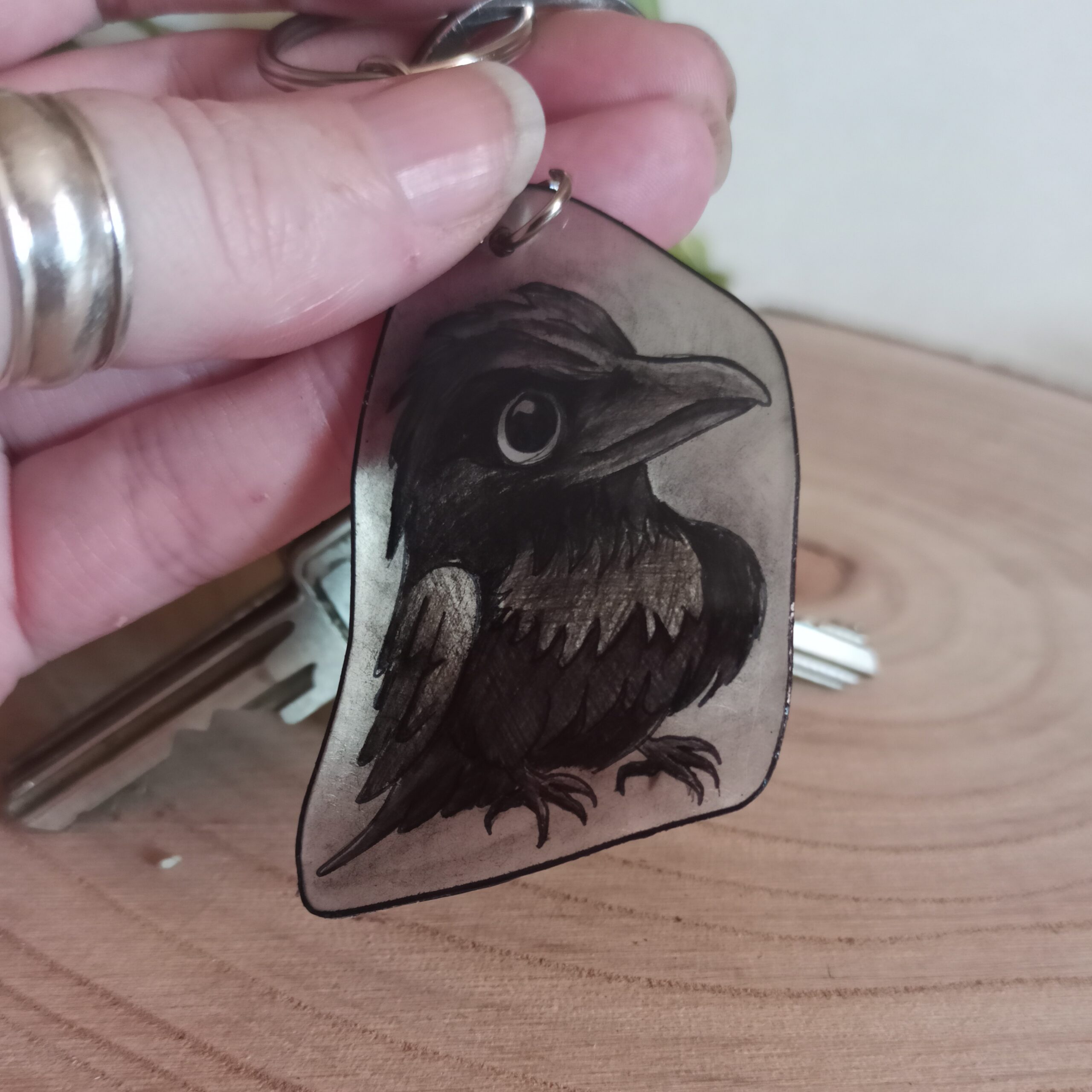 handgezeichneter Krähen-Anhänger – Bild 6