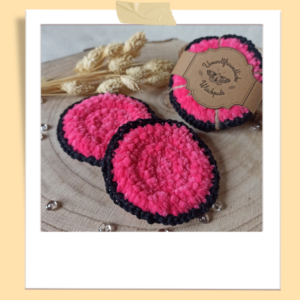 Waschpads mit flauschiger Reinigungsfläche in kräftigem Rosa und schwarzem Dekorand